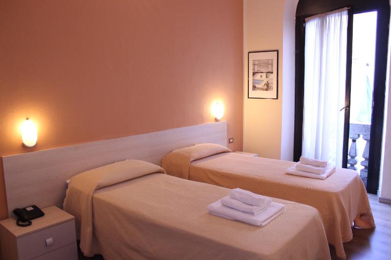 Twin Room image 2