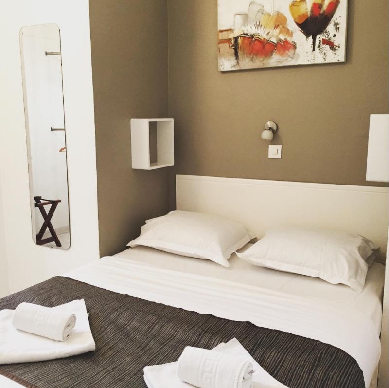 Single Room with Double Bed image 3