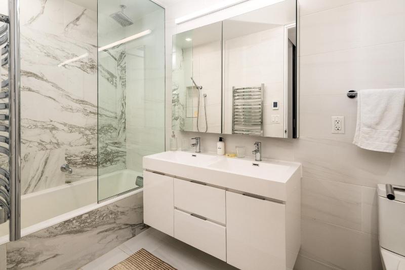 Luxury Full Floor Chelsea with WasherDryer 2bd - image 5