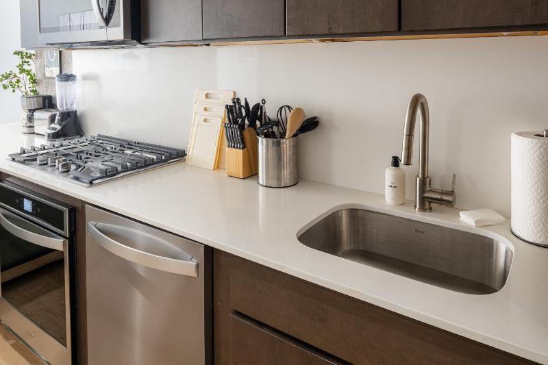 Luxury Full Floor Chelsea with WasherDryer 2bd - image 8