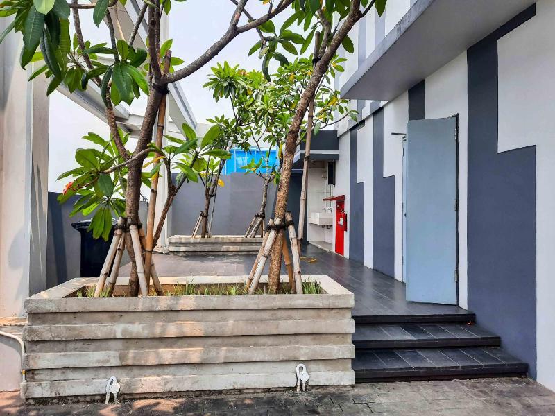 Homey and Cozy Studio Apartment at Elvis Tower By Travelio - image 13