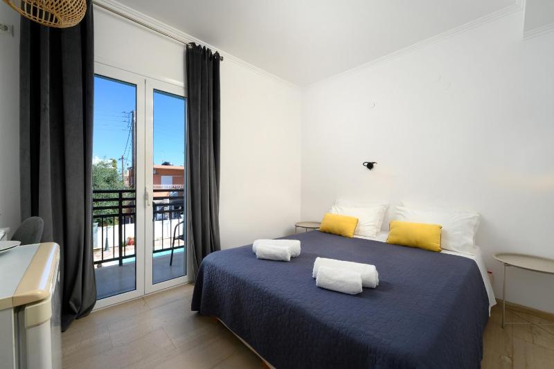 Double Room with Pool View image 4