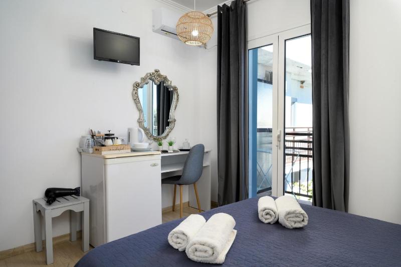 Double Room with Pool View image 3