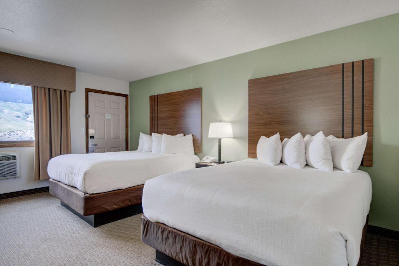 Queen Room with Two Queen Beds and Mountain View - Non-Smoking image 3