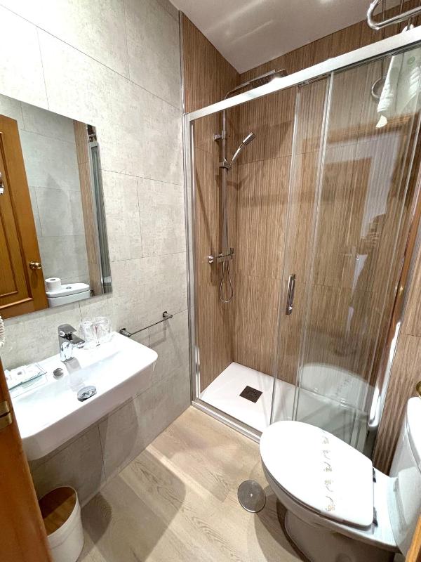 Single Room with Sea View image 4