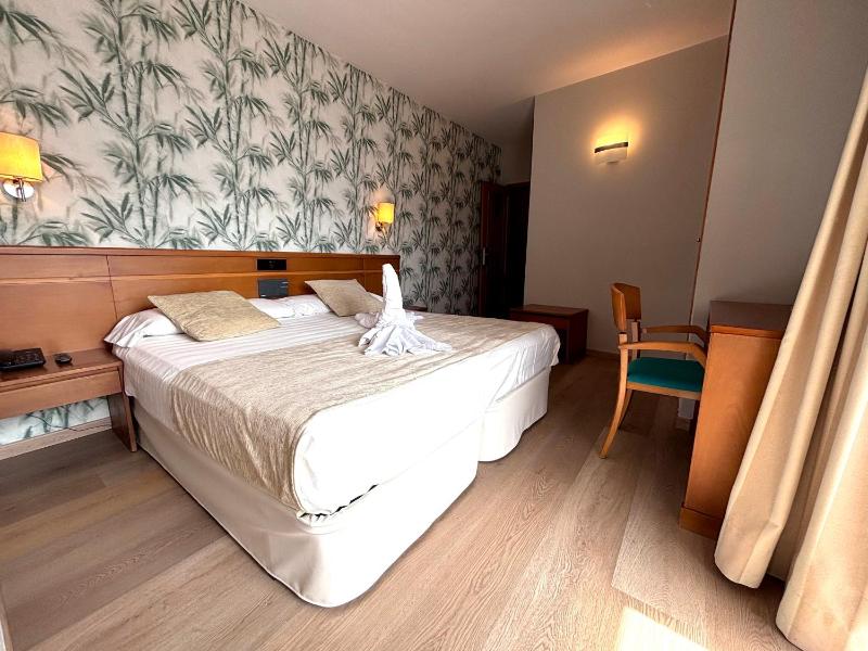 Double or Twin Room with Sea View image 1