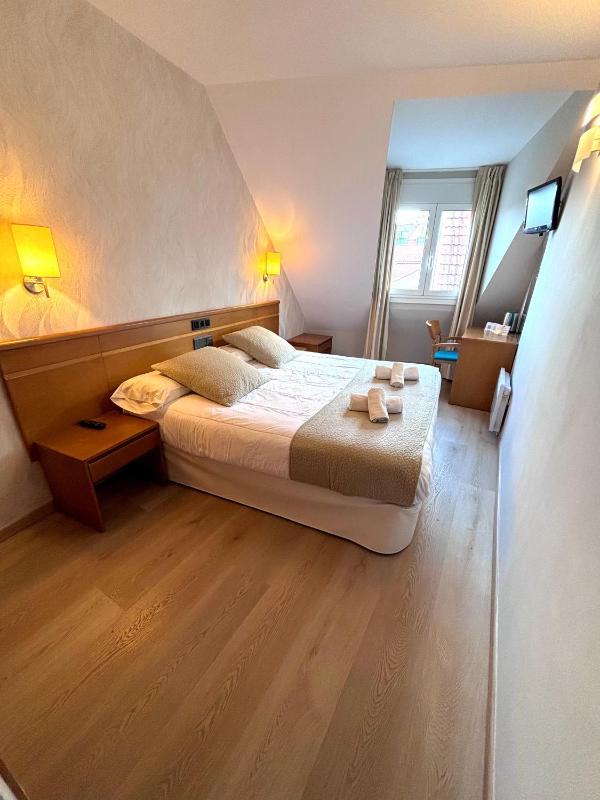 Double or Twin Room with City View image 3