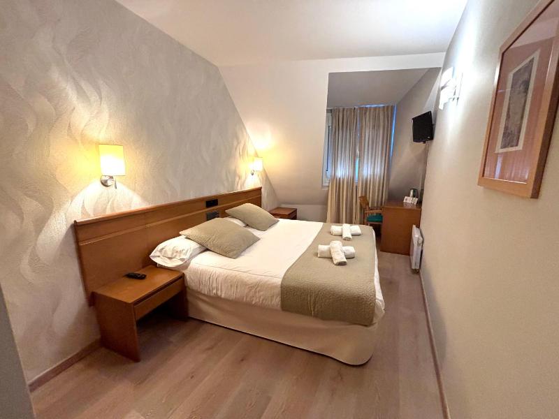 Double or Twin Room with City View image 2