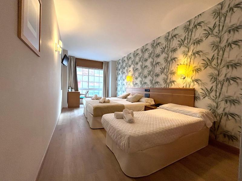 Triple Room with City View image 3