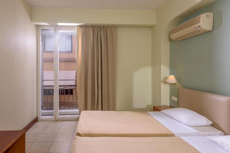 Standard Twin Room image 4