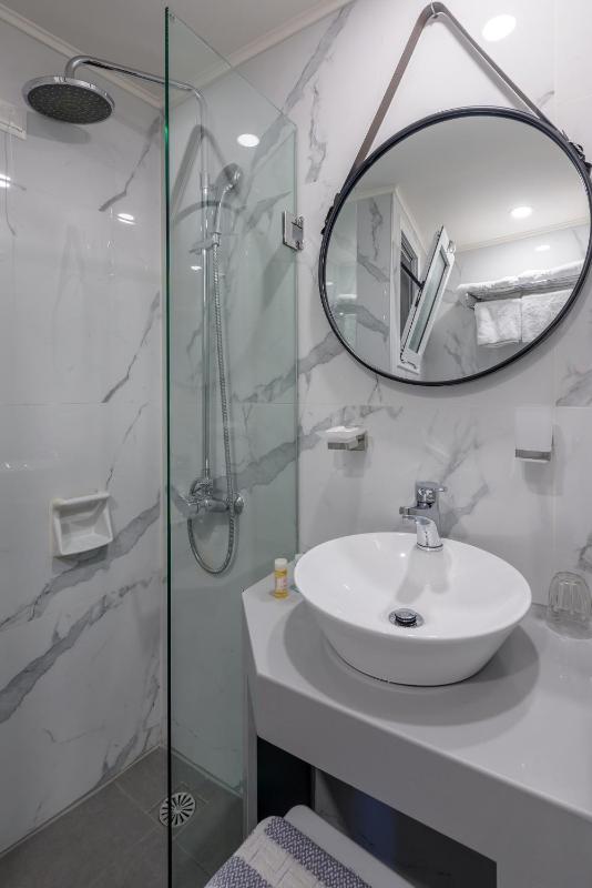 Standard Twin Room image 3