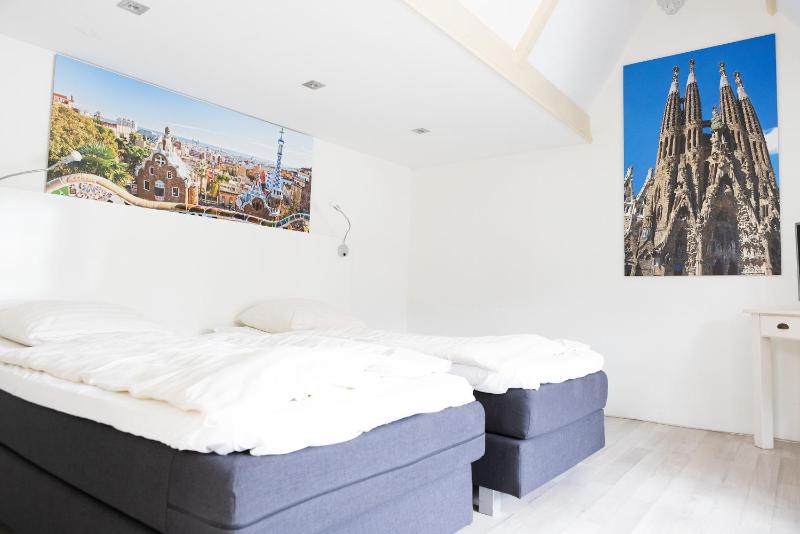 Twin Room with Private External Bathroom image 1