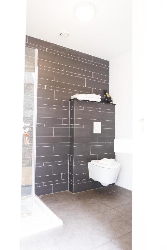 Twin Room with Private External Bathroom image 2