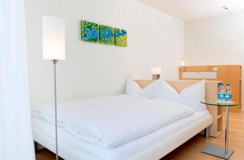 Small Double Room image 3