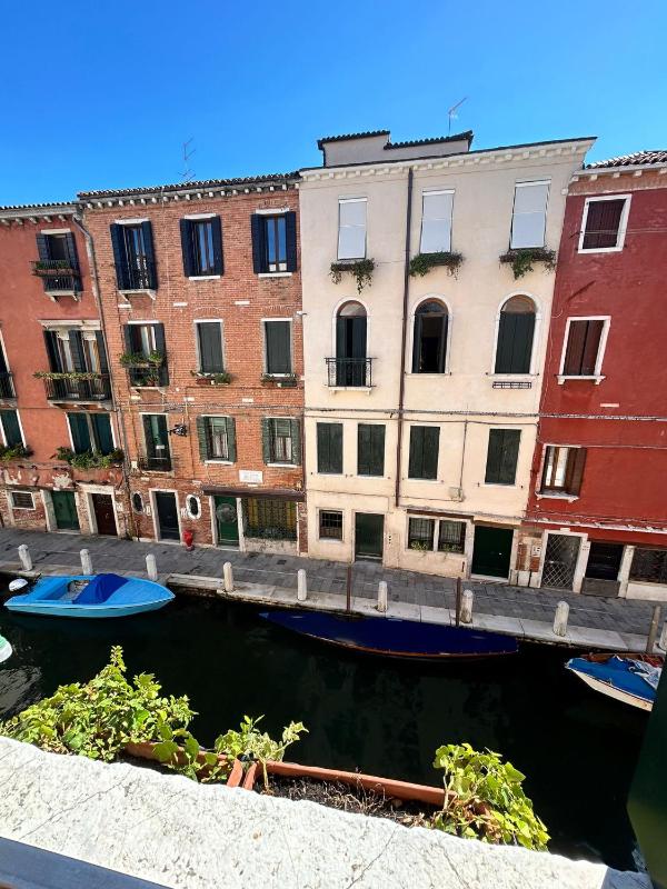 Double or Twin Room with Canal View image 2