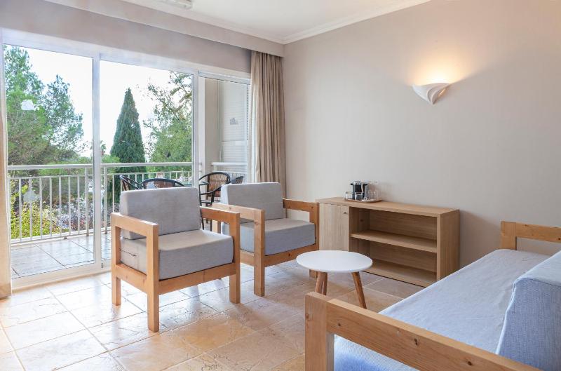 One-Bedroom Suite image 4