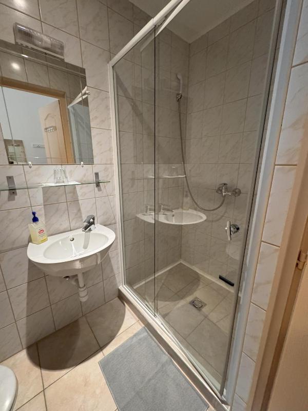 Double or Twin Room image 4