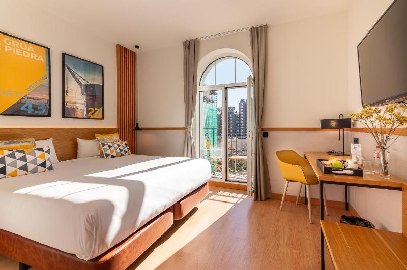 Deluxe Double or Twin Room with Balcony image 1