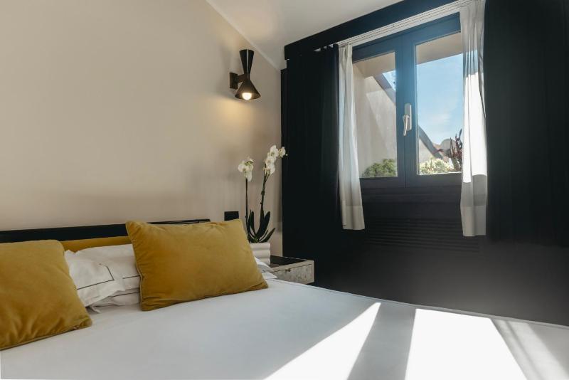 Double Room with Balcony image 2