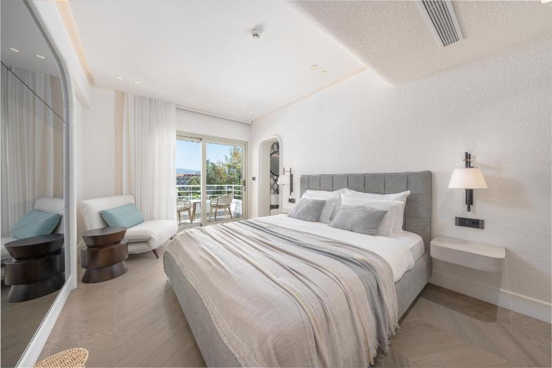 Superior Room with Side Sea View image 3