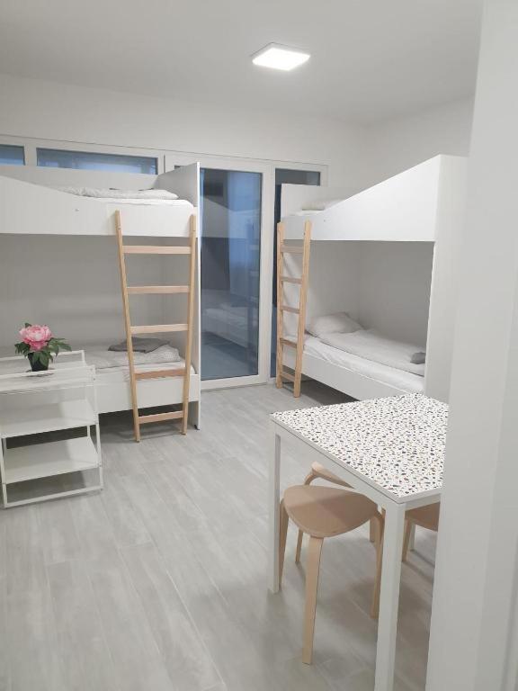 Westbahnhof Apartments - image 5