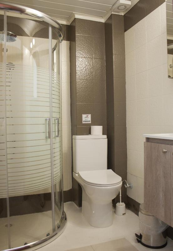 Economy Twin Room with City View image 2