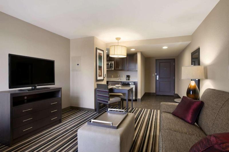 One-Bedroom Queen Suite with Two Queen Beds - Non-Smoking image 4