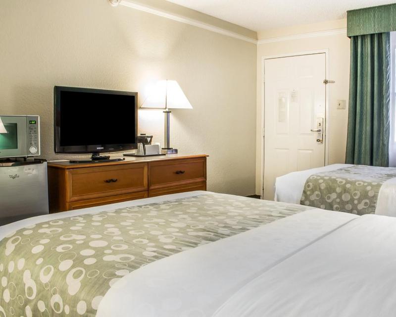 Double Room with Two Double Beds - Smoking image 2