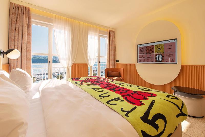 Superior Double or Twin Room with Sea View image 3