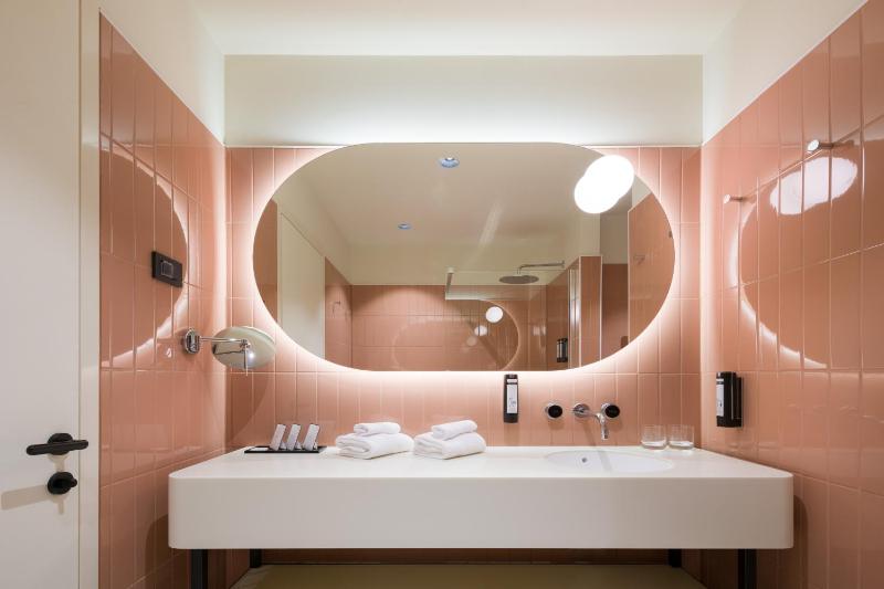 Superior Double or Twin Room with Sea View image 4