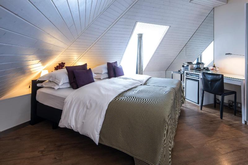 Junior Suite with View on the Old Town image 4