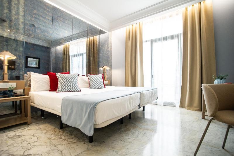 Standard Double Room image 3