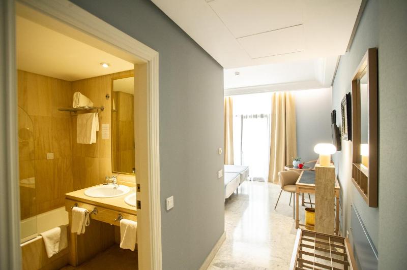 Standard Double Room image 4