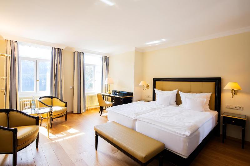 Classic Double Room with Lake View and Balcony image 2