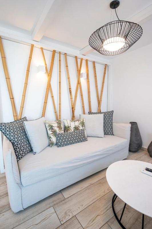 The White Suite image 3