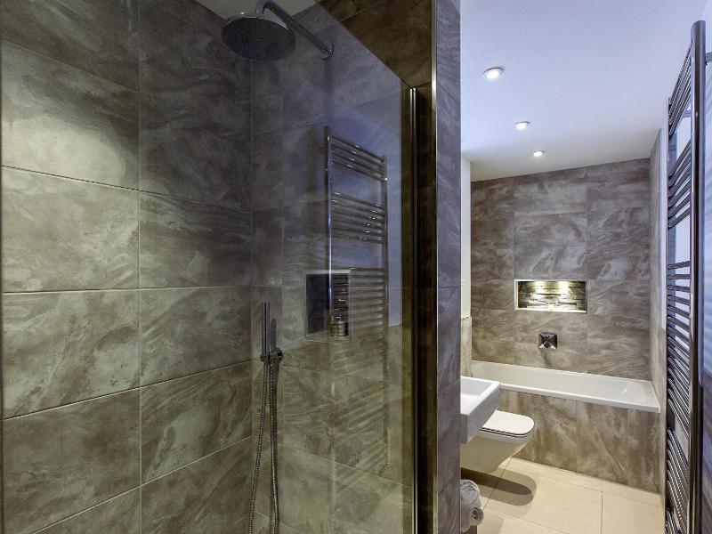 Deluxe Double Room with Bath image 2