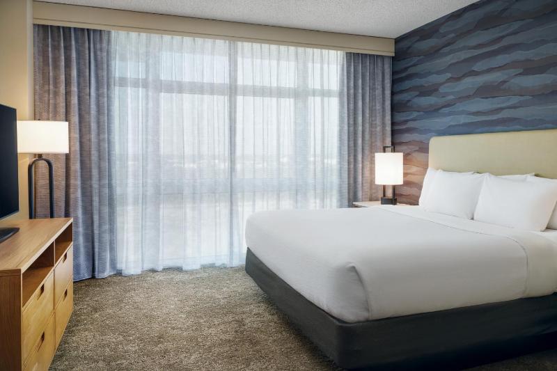 One-Bedroom King Suite - Hearing Access/Non-Smoking image 2