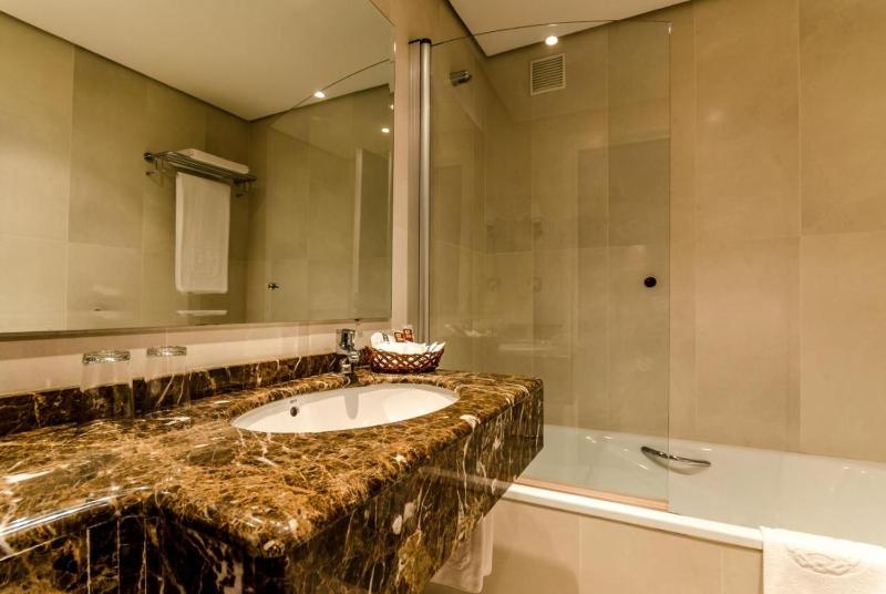 Double or Twin Room image 4