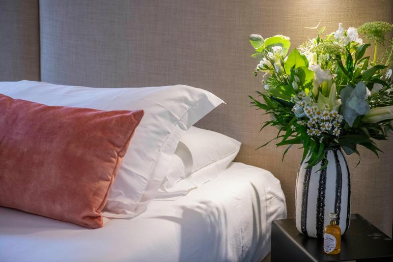 Superior King Room image 3