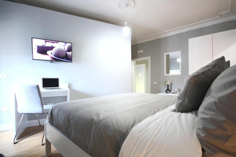 Deluxe King Room image 4