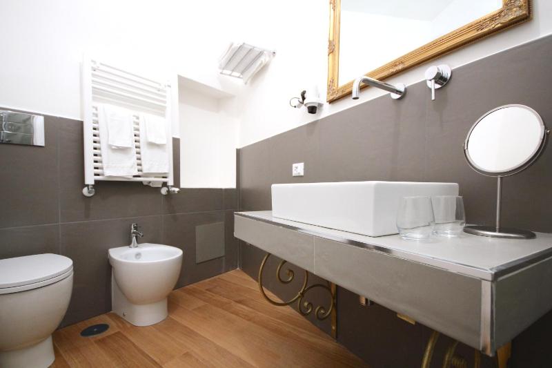 Deluxe King Room image 3