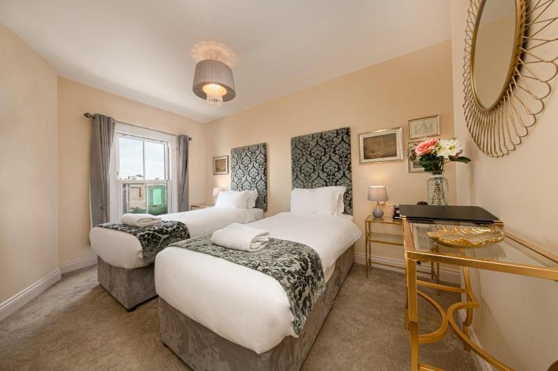Twin Room with Shower image 1