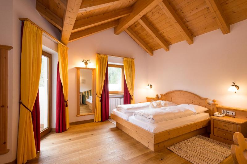 Classic Double Room image 3