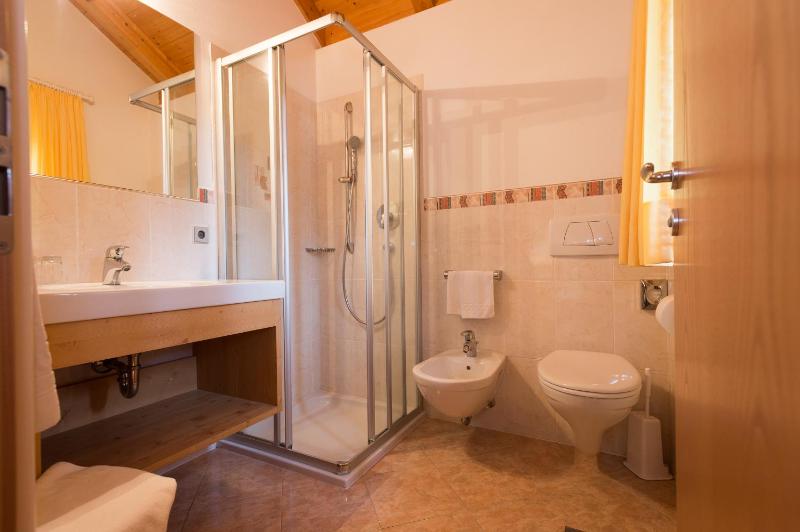 Classic Double Room image 4