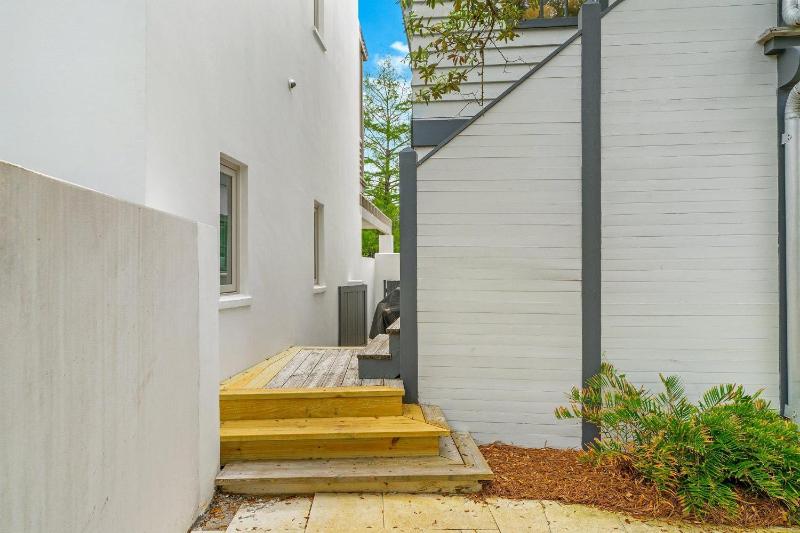 Julia's Carriage House - image 8