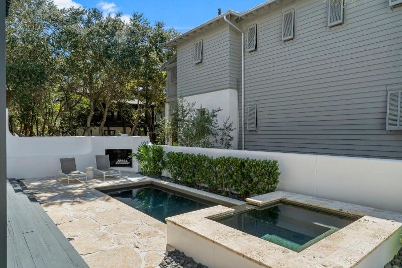 Acqua Cottage & Carriage House - image 24