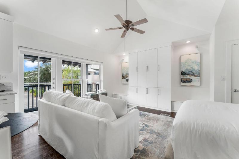 Acqua Cottage & Carriage House - image 10