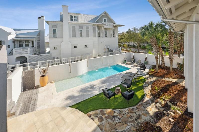 Kingston Beach Club - image 15