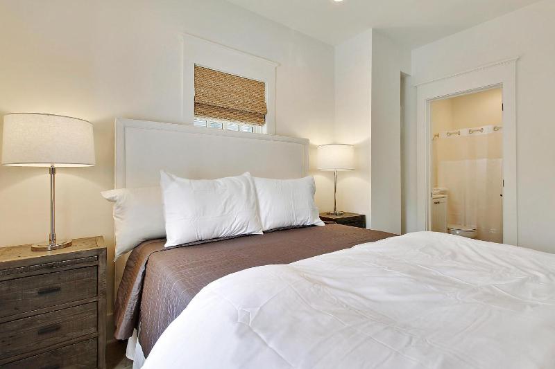 Southern Serenity Carriage House - image 23