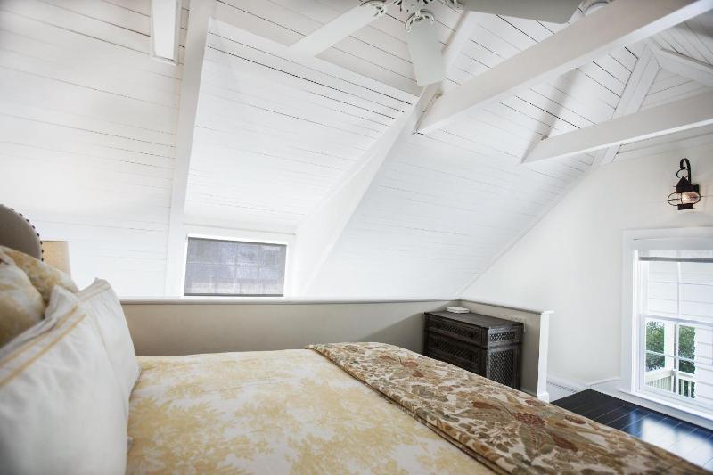Benoit Carriage House - image 18